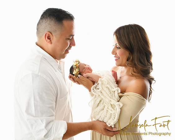 Picture Moments Photography | Marisela Fant | Newborn Gallery