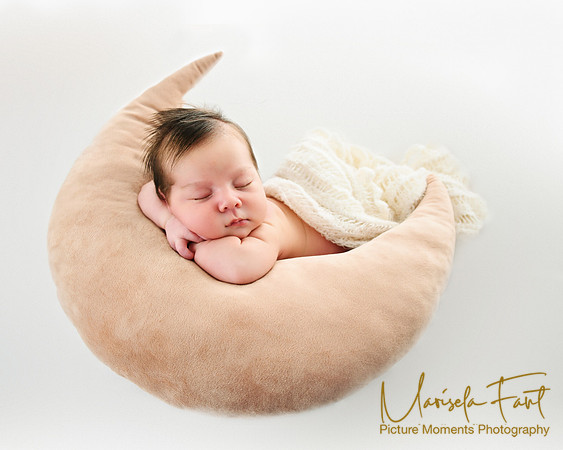 Picture Moments Photography | Marisela Fant | Newborn Gallery
